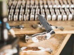 Scout Spearpoint Hirschhorn Damast -Kochmesser Store boeker manufaktur solingen scout spearpoint hirschhorn damast 112201dam 4 1280x1280